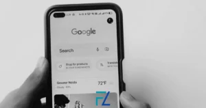 Medico che gestisce recensioni negative su Google Business Profile da smartphone